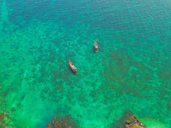 Vista aérea de Phi Phi, playa Maya con agua de mar azul turquesa, — Foto de Stock