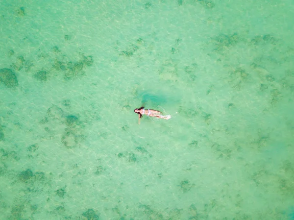 Veduta aerea di felice donna asiatica, una signora sexy tailandese, nuoto a — Foto Stock