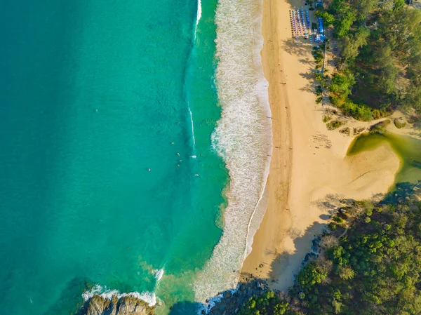 Mavi turkuaz deniz suyuyla Patong sahilinin hava manzarası, Mounta. — Stok fotoğraf