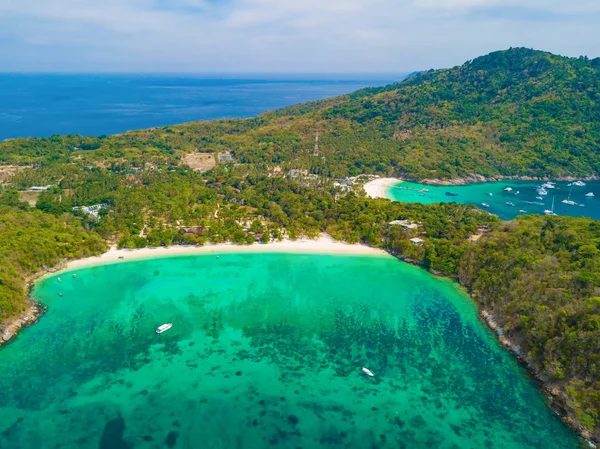 Luftaufnahme des Patong-Strandes mit türkisblauem Meerwasser, Berg — Stockfoto