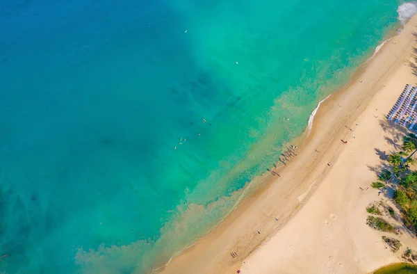 Vista aérea da praia de Patong com água do mar azul turquesa, mounta — Fotografia de Stock