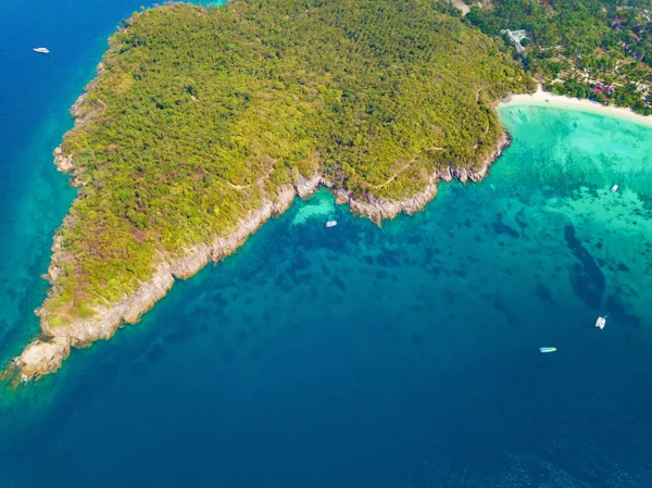 Luftaufnahme des Patong-Strandes mit türkisblauem Meerwasser, Berg — Stockfoto