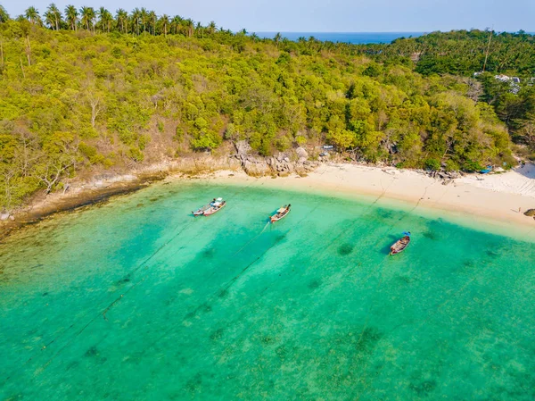 Luftaufnahme des Patong-Strandes mit türkisblauem Meerwasser, Berg — Stockfoto