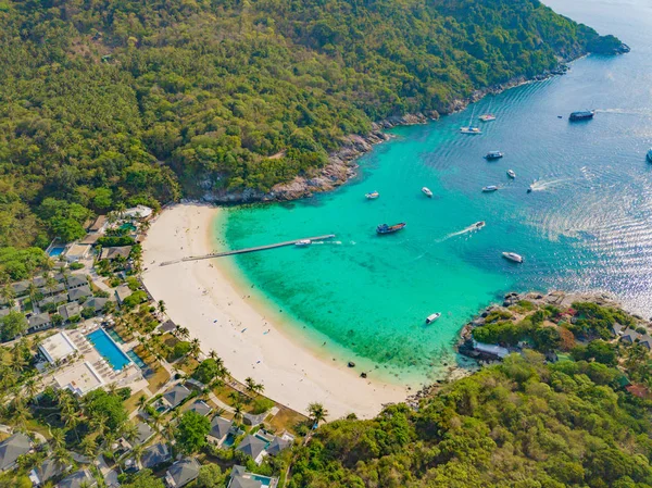 Luftaufnahme des Patong-Strandes mit türkisblauem Meerwasser, Berg — Stockfoto