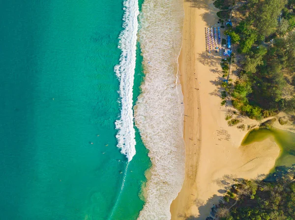 Veduta aerea della spiaggia di Patong con acqua di mare turchese blu, mounta — Foto Stock