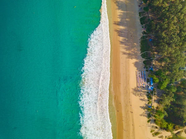 Вид с воздуха на пляж Патонг с голубой бирюзовой морской водой, гора — стоковое фото