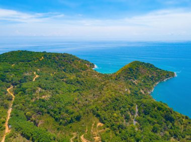 Mavi turkuaz deniz suyuyla Patong sahilinin hava manzarası, Mounta.