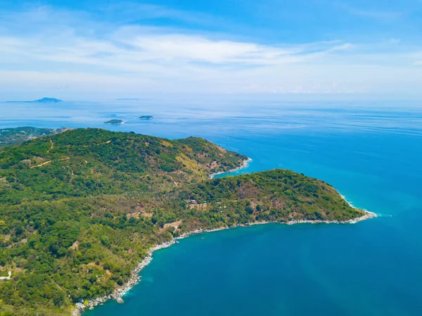 Veduta aerea della spiaggia di Patong con acqua di mare turchese blu, mounta — Foto Stock