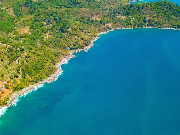 Flygfoto över Patong strand med blå turkos havsvatten, mounta — Stockfoto