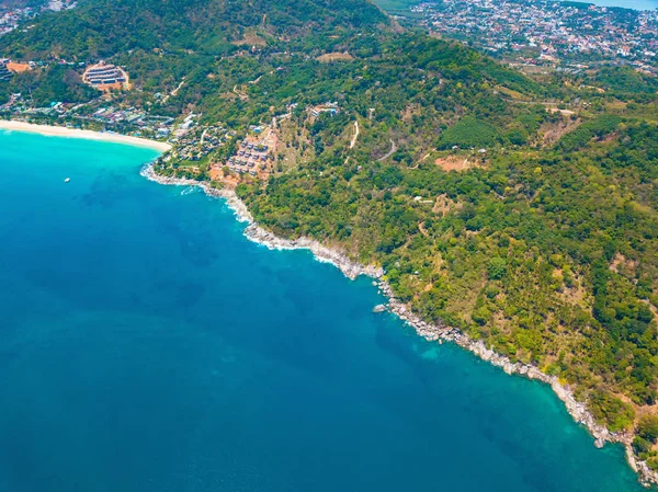 Luftaufnahme des Patong-Strandes mit türkisblauem Meerwasser, Berg — Stockfoto