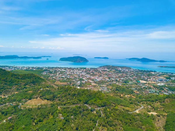 Luftaufnahme des Patong-Strandes mit türkisblauem Meerwasser, Berg — Stockfoto