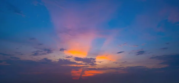 Cielo al tramonto. Sfondo astratto della natura. Drammatico blu e arancione — Foto Stock