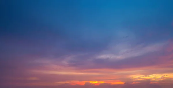 Nebe slunce. Abstraktní přírodní pozadí. Dramatická modrá a oranžová — Stock fotografie