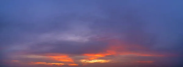 Cielo atardecer. Fondo abstracto de la naturaleza. Dramático azul y naranja — Foto de Stock