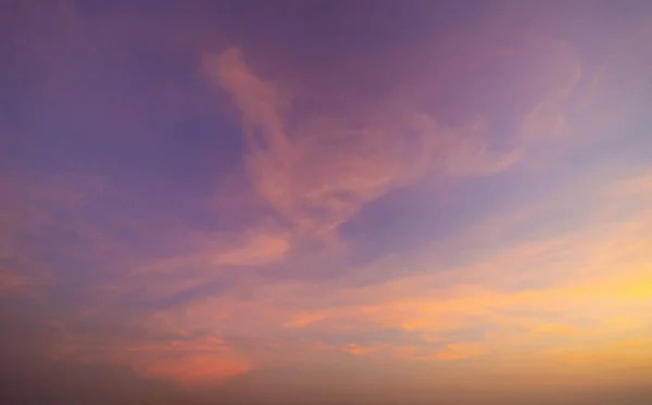Abendhimmel. abstrakte Natur Hintergrund. dramatisches Blau und Orange — Stockfoto