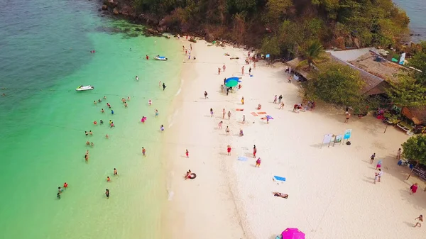 Vue aérienne de la plage de Koh Khai, une petite île, avec une foule de — Photo