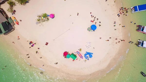 Вид с воздуха на пляж Ко Кхай (Koh Khai), небольшой остров, с толпой — стоковое фото