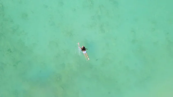 Вид с воздуха на счастливую азиатку, сексуальную тайскую леди, плавающую в — стоковое фото