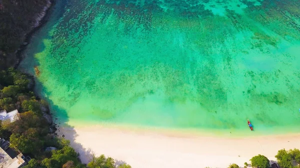 Vista aérea de Phi Phi, playa Maya con agua de mar azul turquesa, — Foto de Stock