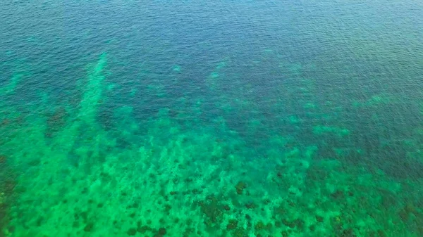 Luchtfoto van helder blauw turquoise zeewater, Andaman zee in Phu — Stockfoto