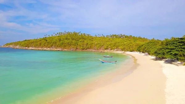 Widok z powietrza na Phi Phi, Maya plaży z niebieską turkusową wodą morską, — Zdjęcie stockowe