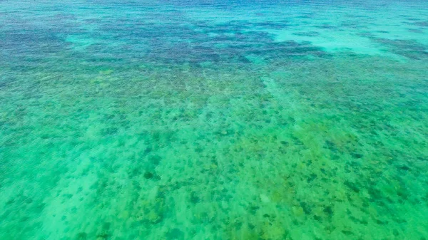 Luftaufnahme des klaren blauen türkisfarbenen Meerwassers, andaman Meer in phu — Stockfoto