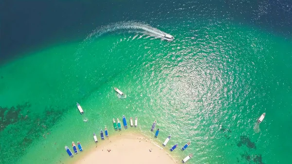 Vista aérea de Phi Phi, playa Maya con agua de mar azul turquesa, — Foto de Stock