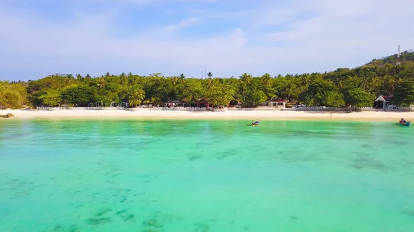 Widok z powietrza na Phi Phi, Maya plaży z niebieską turkusową wodą morską, — Zdjęcie stockowe