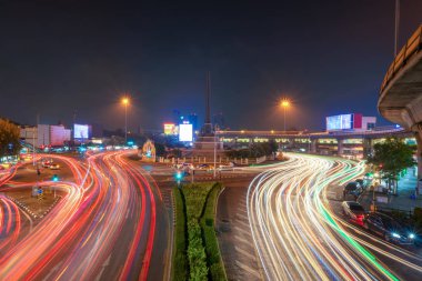 Bangkok 'ta sokak yollarında trafik ışıkları olan Zafer Anıtı