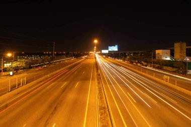 Bangkok, Tayland 'da otoyol ya da yol üzerindeki trafik lambaları.
