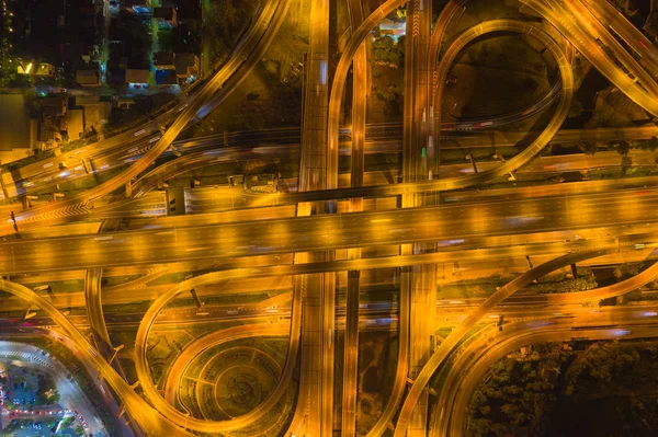 고속도로 교차로에서 운전하는 자동차의 공중 보기. 교량 도로 의 — 스톡 사진
