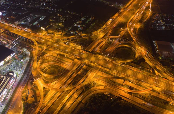 Luftaufnahme von Autos, die auf Autobahnkreuzen fahren. Brückenstraße — Stockfoto