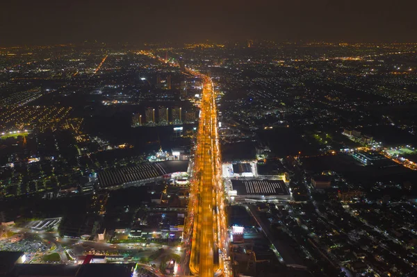 Вид с воздуха на автомобили, движущиеся по дорожным развязкам. Мостовые дороги — стоковое фото