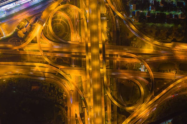 Luftaufnahme von Autos, die auf Autobahnkreuzen fahren. Brückenstraße — Stockfoto