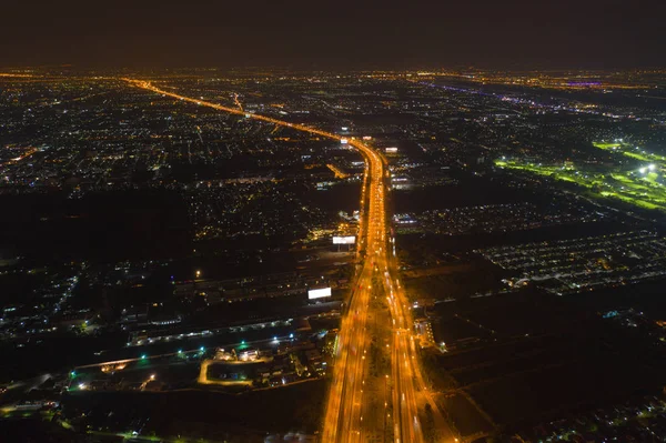 Vista aérea de carros dirigindo em cruzamentos rodoviários. Estradas de ponte s — Fotografia de Stock