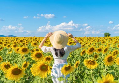 Mutlu Asyalı bir kadının portresi.