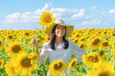 Mutlu Asyalı bir kadının portresi.