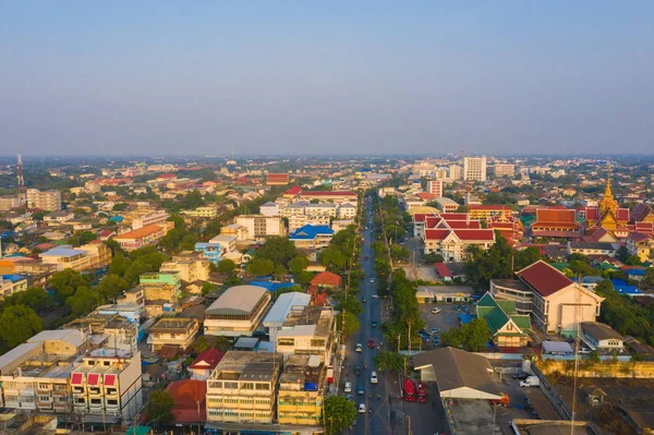 Légi felvétel lakóépületekről Phra Prathom Chedi disztrofban — Stock Fotó