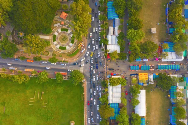 Letecký pohled na dopravní zácpu v dopravní špičce na dálničním mostě — Stock fotografie