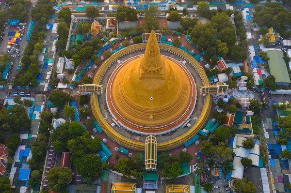 Vista aérea superior do templo Phra Pathommachedi ao pôr-do-sol. O ouro — Fotografia de Stock