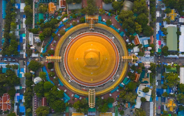 Vista aérea superior del templo Phra Pathommachedi al atardecer. El oro — Foto de Stock