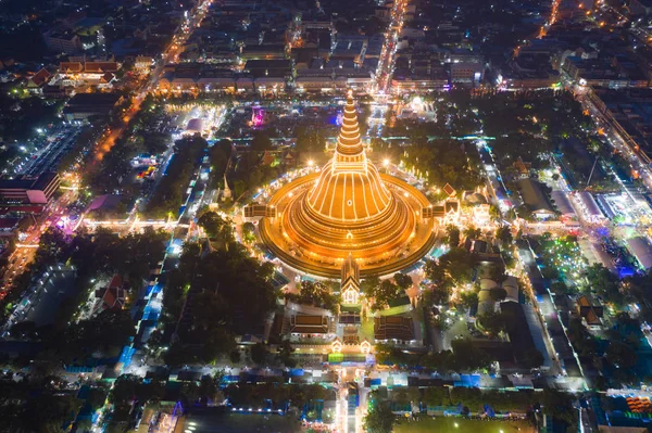 Aerial top view of Phra Pathommachedi temple at night. The golde — Stock Photo, Image