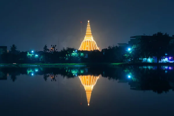 Phra Pathommachedi神庙的天际线，夜间反射。 那个... — 图库照片