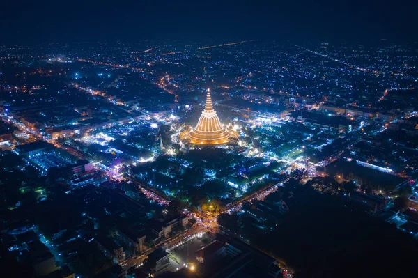 Widok z lotu ptaka świątyni Phra Pathommachedi w nocy. Złota. — Zdjęcie stockowe