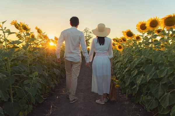 Una coppia asiatica gode, si rilassa, cammina, si tiene per mano ciascuno — Foto Stock