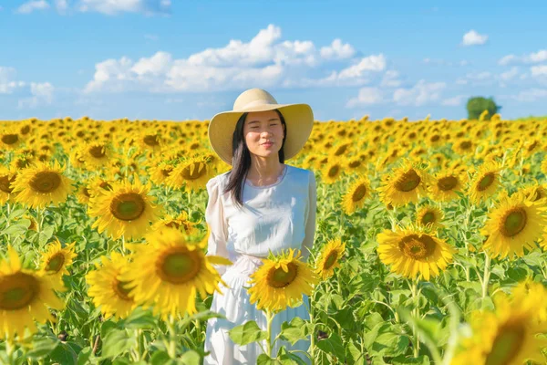 Retrato de mulher asiática feliz desfrutando e relaxando em um completo bl — Fotografia de Stock