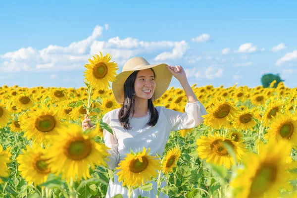 Portré boldog ázsiai nő élvezi és pihentető egy teljes bl — Stock Fotó