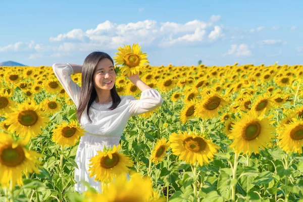 Portré boldog ázsiai nő élvezi és pihentető egy teljes bl — Stock Fotó
