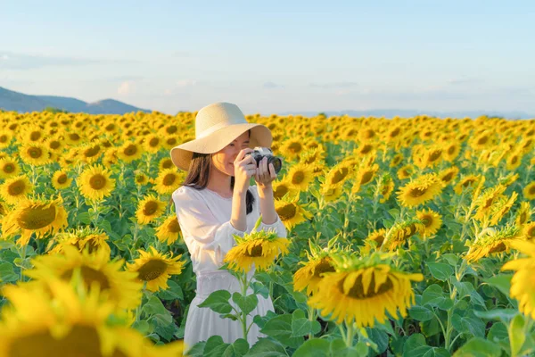 Una donna asiatica, una fotografa, che usa una cinepresa per prendere phot — Foto Stock