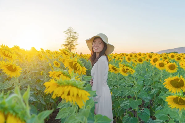 Portrét šťastné asijské ženy těší a relaxaci v plné bl — Stock fotografie